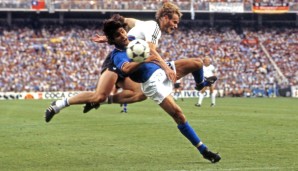 Rossi hatte schon bei der WM 1978 drei Tore erzielt, 1982 wurde er zur absoluten Legende: Drei Tore beim 3:2 gegen Brasilien, zwei im Halbfinale gegen Polen und eines beim 3:1 über Deutschland. Wurde zum Spieler des Turnier gewählt und ...