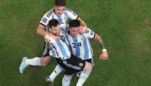 Lionel Messi (v.l.) mit zweien, denen die Zukunft in Argentiniens Nationalmannschaft gehört: Julian Álvarez (hinten) und Enzo Fernández.