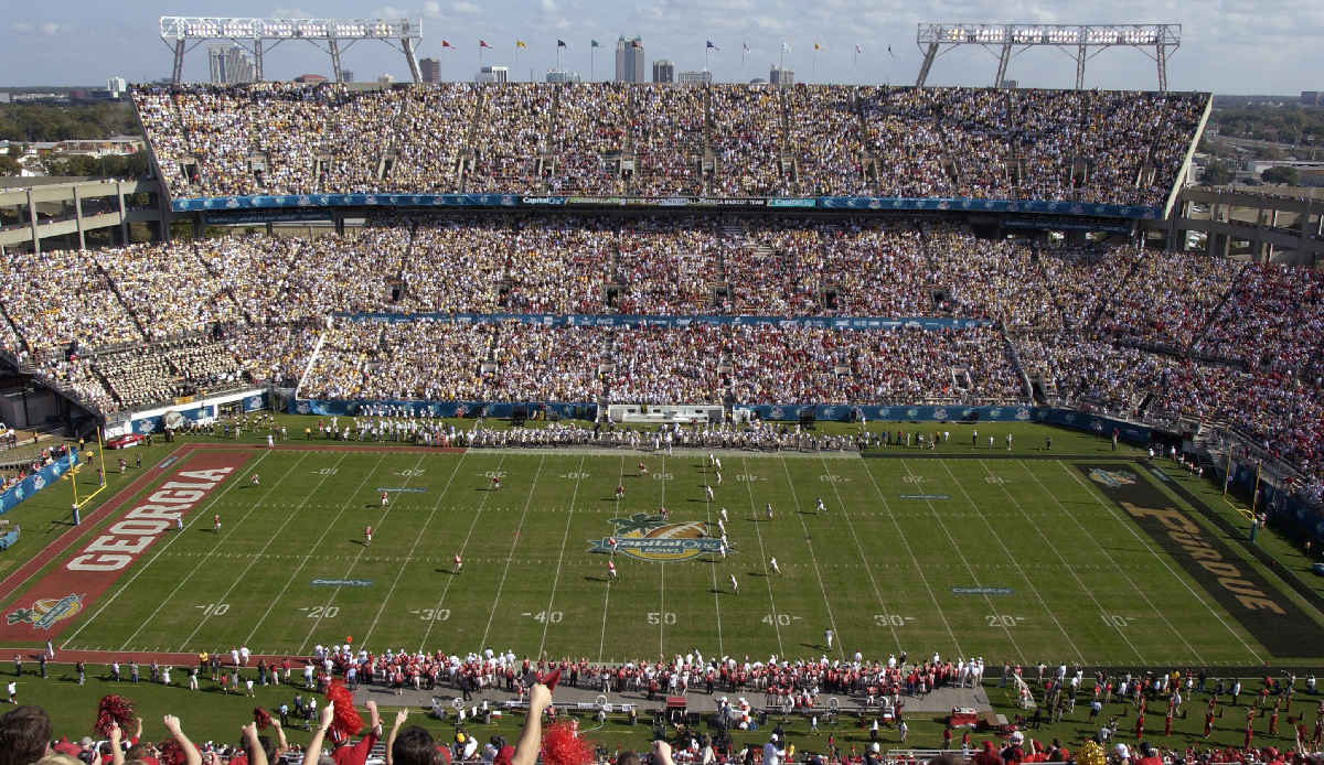 Orlando, Florida, Camping World Stadium: Bis zu 61,348 Plätze I Eröffnung: 1936 I Kosten: 207 Millionen Dollar I Heimstätte keines Teams, stattdessen werden hier jährlich diverse College-Football-Spiele ausgetragen.