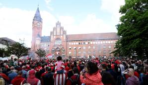 Anschließend feierte die Mannschaft mit den Fans vor dem Rathaus von Köpenick.