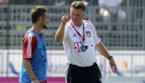 Louis van Gaal gibt Diego Contento im Training des FC Bayern Anweisungen.