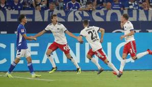 Der HSV hat das Topspiel zum Zweitligaauftakt trotz Rückstand mit 3:1 gewonnen. Der Schalke-Schreck steht dabei zwischen den Pfosten. Die Hände von Heuer Fernandes und das glückliche Händchen von Coach Tim Walter brachten den Sieg. Die Noten zum Spiel.