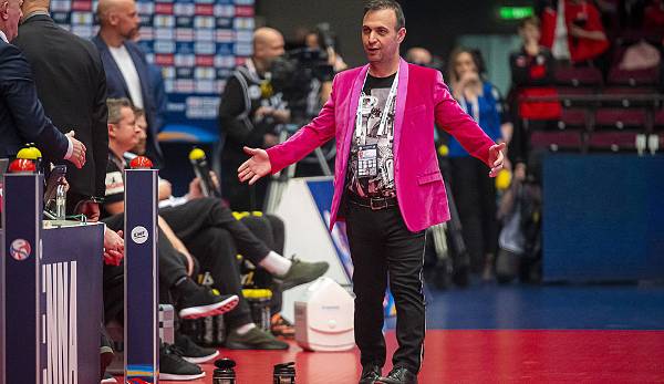 Bei der Handball-EM 2020 lief DHB-Vize Bob Hanning in einem pinken Samtsakko auf. Schade, dass man das T-Shirt darunter nicht in voller Pracht sehen kann.