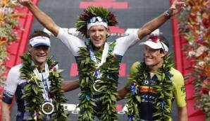 Jan Frodeno (M.) hat zum dritten Mal den Ironman auf Hawaii gewonnen.