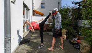 Karatekämpferin Jana Messerschmidt trainiert in ihrem Hinterhof in Köln.