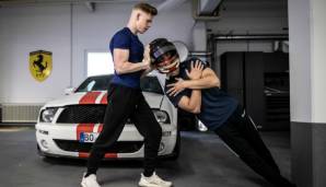 Rennfahrer Lirim Zendeli trainiert mit Trainingspartner Janis Kappes in einer Autowerkstatt in Bochum.