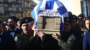 Trauerzug für den bei Ausschreitungen getöteten Polizisten Giorgios Lyggeridis am 29. Dezember 2023 in Thessaloniki.