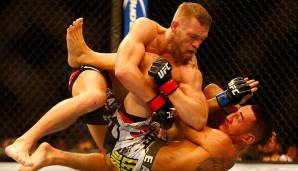 Sein nächstes Opfer im Ring wurde der US-Amerikaner Max Holloway (spätere UFC-Champion im Federgewicht): Da sich McGregor bereits in der ersten Runde das Kreuzband riss (!), entschied er den Kampf am Boden.