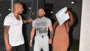 In der Zwischenzeit fiel McGregor mit einem handfesten Skandal auf. Während eines Aufenthalts in Miami war er anscheinend von einem Fan genervt. Was macht man da als MMA-Kämpfer? Richtig, zuschlagen. Dafür wurde er zum Sozialdienst verdonnert.