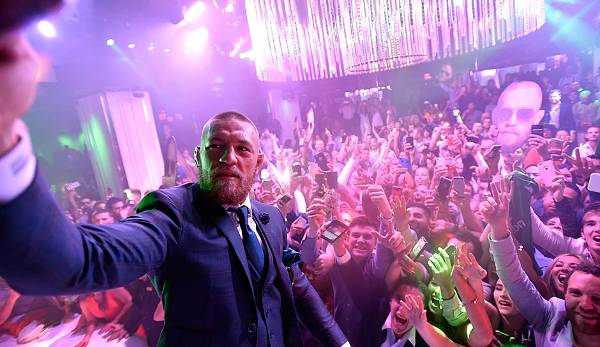 Also erstmal feiern - oder besser: feiern lassen. Der Fight hat McGregor endgültig zum bekanntesten UFC-Kämpfer der Welt gemacht und das genießt der Ire sichtlich.