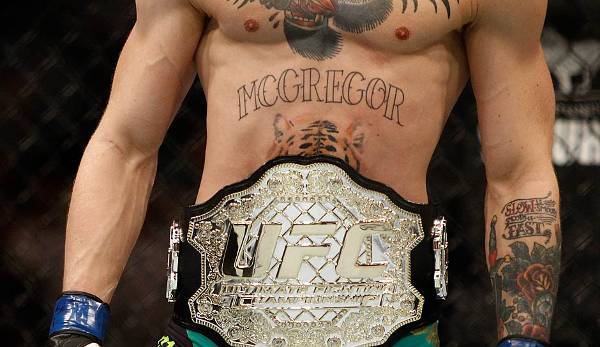 Da Aldo sich jedoch kurz vor dem Kampf eine Rippe brach, tritt McGregor im Juli 2015 stattdessen gegen Interimchamp Mendes an, der McGregor in Bedrängnis bringt. Doch 3000 irische Fans kreischen ihren Landsmann in Las Vegas zu Sieg und Gürtel.