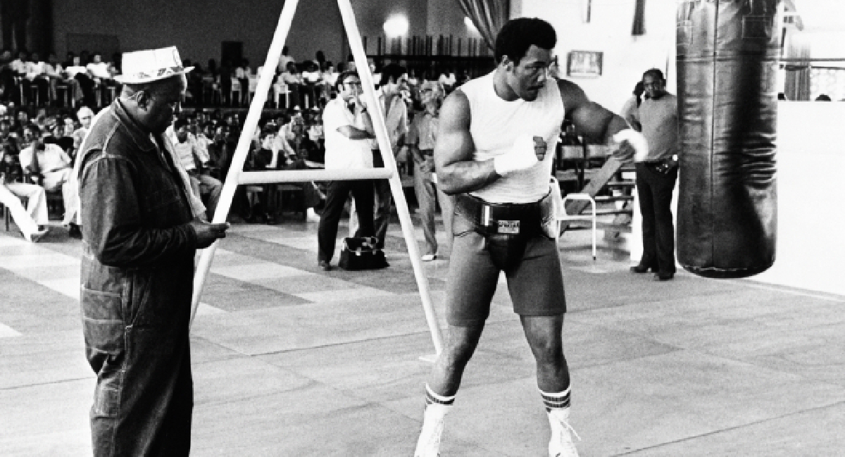 PLATZ 6: GEORGE FOREMAN. Vor Ali im Dschungel die destruktivste je gesehene Kraft im Sport und bis heute darf gestritten werden, ob er der härteste Puncher in der Geschichte ist.