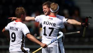 Die deutschen Hockey-Herren sind mit einem Sieg in letzter Sekunde ins EM-Halbfinale eingezogen und haben damit ihr WM-Ticket gelöst.
