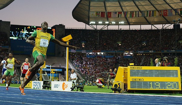 Dass Bolt 96 Stunden später auch über 200 m in 19,19 Sekunden alle Dimensionen sprengen wird, ist fast schon folgerichtig. Einen Tag vor seinem 22. Geburtstag ist er der Allergrößte