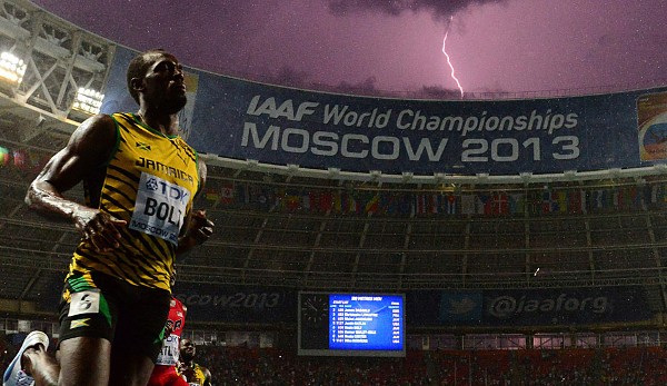 Das Finale von Moskau bleibt allerdings aus einem anderen Grund in Erinnerung: Als Bolt, der den Blitz schon im Namen trägt, ins Ziel rennt, erhellt ein Gewitter den russischen Nachthimmel - die dazugehörenden Fotos werden ikonisch