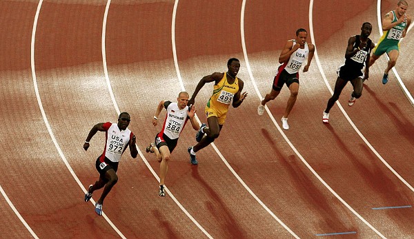 11. August 2005, Helsinki, WM: Bei seiner Olympia-Premiere scheitert er 2004 in Athen im Vorlauf über 200 m. Ein Jahr später erreicht Bolt bei seiner ersten WM das Finale über die halbe Stadionrunde, verletzt sich aber und humpelt als Letzter ins Ziel