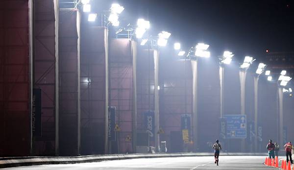 Wer nicht im klimatisierten Stadion unterwegs ist, muss spät nachts draußen ran. Schon mal was Traurigeres gesehen als diese Szene vom Frauen-Marathon?