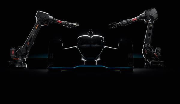 Das neue "Batmobil" geht wie die Formel 1 künftig mit einem Kopfschutz an den Start. Der Clou: Der Halo wird mit einer Lichterkette besonders in Szene gesetzt.