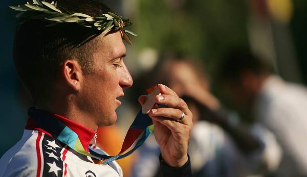 Den Blick auf die Goldmedaille kann TYLER HAMILTON heute nicht mehr genießen. Der Olympiasieger wurde 2004 positiv getestet. Erst 2011 gestand der US-Amerikaner jahrelanges Doping und gab seine Medaille zurück.