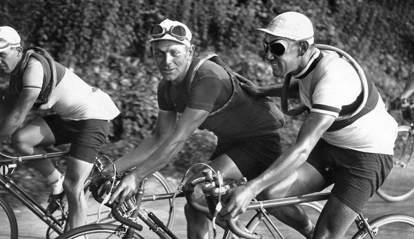 Zwei Etappensiege: ERICH BAUTZ (1937) - Mit seinem Sieg auf der vierten Etappe schlüpfte Bautz (M.) als zweiter Deutscher überhaupt ins Gelbe Trikot, dazu kam ein Erfolg auf der 17. Etappe. In Paris war er schließlich Neunter.