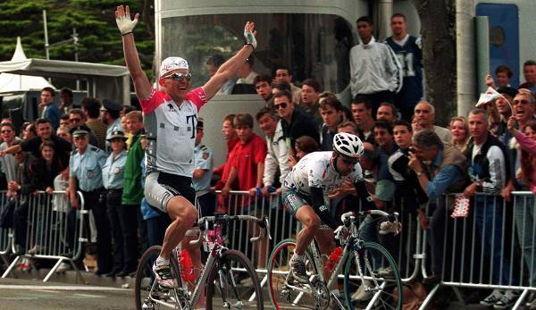 Ein Etappensieg: JENS HEPPNER (1998) - Jan Ullrichs Wasserträger setzte sich auf einer Flachetappe mit einer Ausreißergruppe ab und gewann den Schlussspurt in Lorient gegen den Franzosen Xavier Jan - ausgerechnet am französischen Nationalfeiertag.