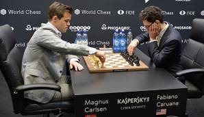 Magnus Carlsen (l.) ist erneut Weltmeister im Blitz-Schach.