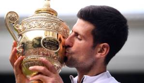 Novaj Djokovic küsst den Wimbledon-Pokal: Es ist sein fünfter Titel.