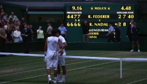 Nach 4:48 Stunden Spielzeit, dem längsten Wimbledon-Finale der Geschichte, umarmten sich die beiden Kontrahenten am Netz. Mittlerweile war es 21.15 Uhr Ortszeit. Nadal hatte genau fünf Punkte mehr gemacht (209:204).