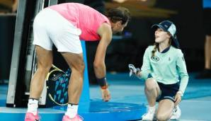 Rafael Nadal beim Witzeln mit einer Helferin.