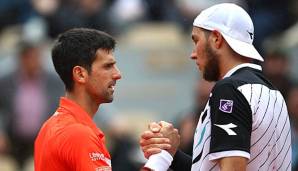 Jan-Lennard Struff (r.) trifft auf Novak Djokovic (l.).