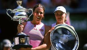 Großes Kino war auch das Damen-Finale 2002 zwischen Jennifer Capriati und Martina Hingis. Die Schweizerin führte 6:4, 4:0, ehe Capriati ein episches Comeback gelang und nach Abwehr von 4 Matchbällen noch gewann.