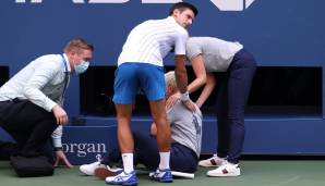 Novak Djokovic traf mit einem unbedacht nach hinten abgefeuerten Ball eine Linienrichterin, die daraufhin schwer nach Luft rang.