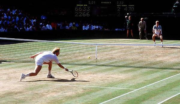 8. Juli 1990 - Boris Becker vs. Stefan Edberg: Klappe, die Dritte! Von den bisherigen Finals zwischen dem Deutschen und dem Schweden ist es das dramatischste. Fünf Sätze lang schleudern sich Becker und Edberg die Bälle um die Ohren.