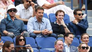 Die Schauspieler Brad Pitt, Bradley Cooper, Joseph Mazzello und Rami Malek schauen das US-Open-Finale.