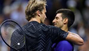 Alexander Zverev (l.) gratuliert Novak Djokovic zum Einzug ins Finale. Bei den Olympischen Spielen in Tokio war es noch umgekehrt gewesen.