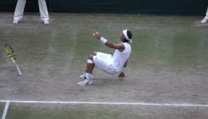 ... auf der einen Seite der elegante Federer, fünffacher Titelverteidiger, auf Rasen schlicht unschlagbar. Und auf der anderen Seite Nadal, der nach zwei Finalpleiten 2006 und 2007 endlich den Durchbruch auf dem heiligen Rasen schaffen wollte.