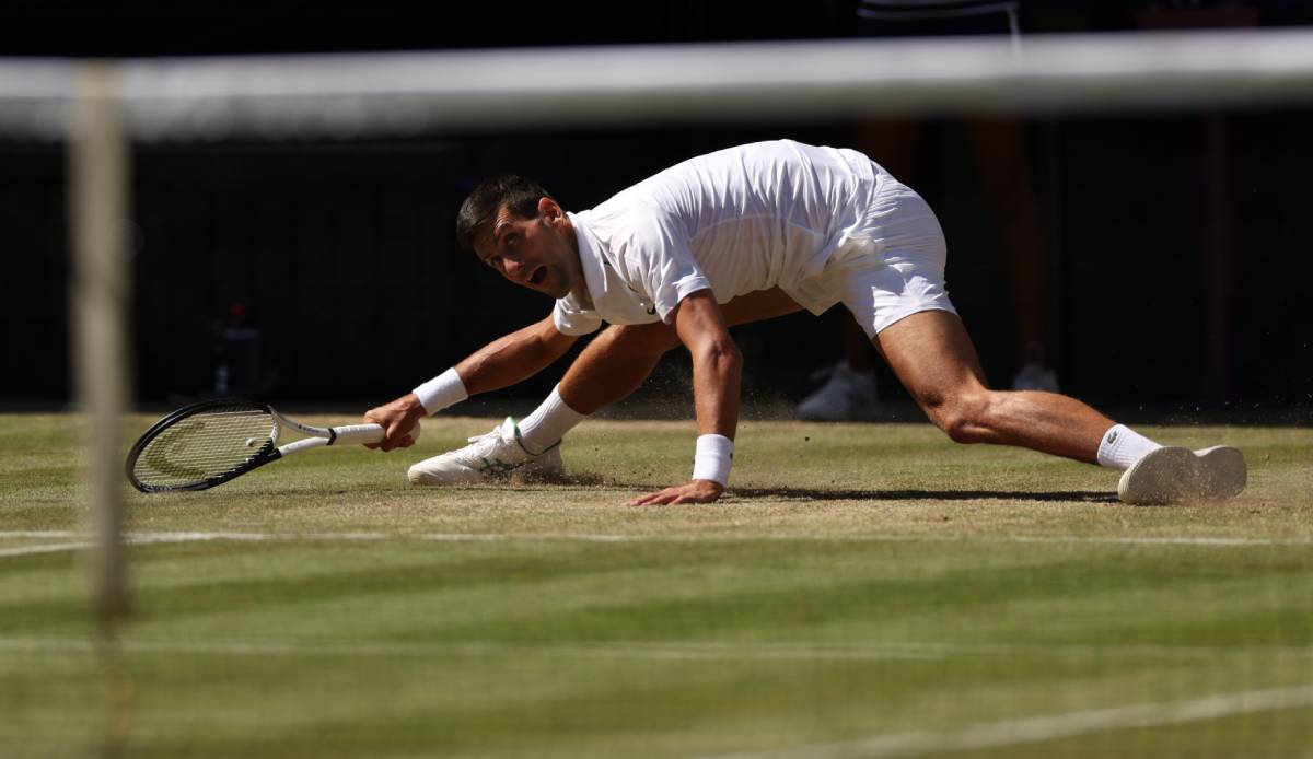 Streckte sich vergebens: Den ersten Satz im Wimbledon-Halbfinale verlor Novak Djokovic deutlich.