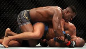 Francis Ngannou (o.) hat seinen Gürtel in der Schewrgewichtsklasse der UFC verteidigt.