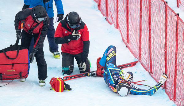 25.1.2018: Alexander Köll, ein für Schweden startender Osttiroler, kommt in der Traversenausfahrt zu Sturz. Er wird mächtig ausgehoben und kracht auf die Körperseite. Außer Luftknappheit zeigte die Diagnose aber keine heftigen Verletzungen.
