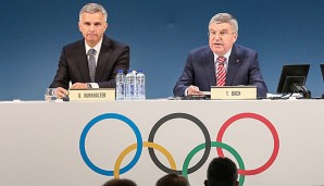 IOC-Präsident Thomas Bach (r.) hat seine Änderungen durchgeboxt