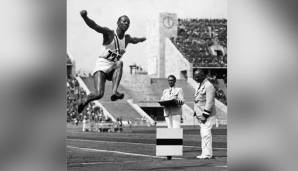 Alles begann an besagtem 3. August. In 10,3 Sekunden lief Owens über die 100 Meter zu, olympischen Rekord. Einen Tag später folgte die Goldmedaille im Weitsprung. Dabei entwickelte sich scheinbar eine Freundschaft mit Luz Long.