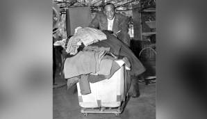 In der Zwischenzeit betrieb er seine eigene Reinigungsfirma in Chicago. Dieses Bild stammt aus dem Jahr 1954. 1955 ernannte ihn Dwight D. Eisenhower zum Botschafter des Sports, woraufhin Owens um den Globus geschickt wurde.