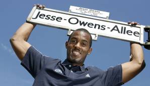 1984 wurde in Berlin die Jesse-Owens-Allee eingeweiht – eine Straße in der Nähe des Olympiastadions. Hier posiert Chris Owens unter dem Straßenschild, das nach seinem Großonkel benannt wurde.