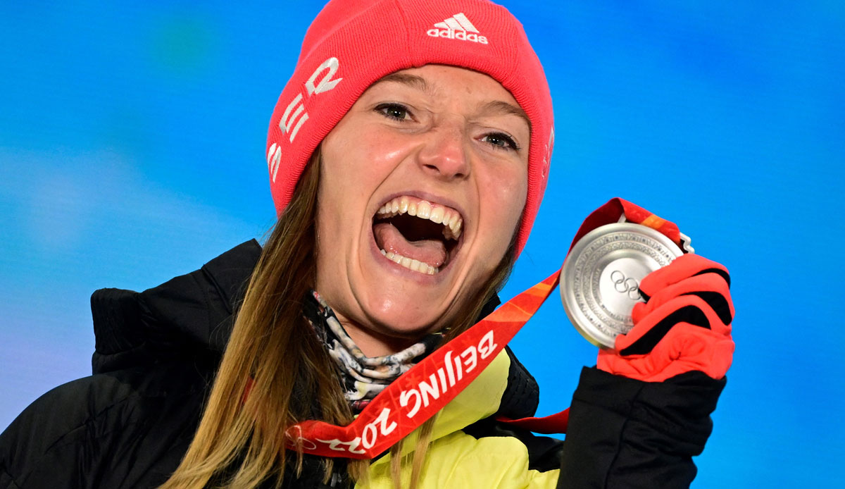 SILBER - KATHARINA ALTHAUS (Skispringen): Vor ihrer umstrittenen Disqualifikation im Team-Mixed lieferte Althaus ab und gewann die erste deutsche Medaille in Peking. Ein bisschen mehr Wind-Glück im letzten Durchgang und es wäre wohl Gold geworden.