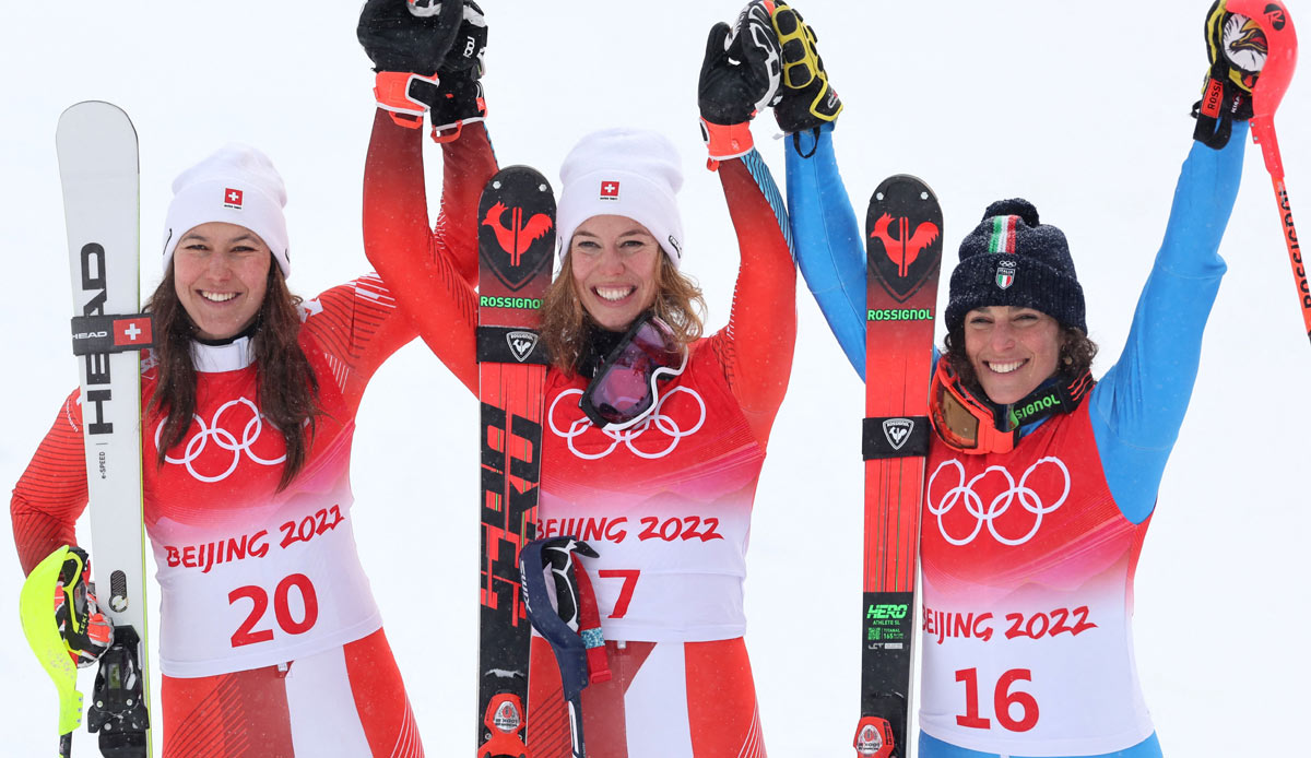 Dominator des Tages: DIE SCHWEIZ. Nach dem Doppelsieg von Michelle Gisin und Wendy Holdener (l.) in der Kombination haben die Eidgenossen neun Medaillen im Ski Alpin geholt, darunter fünfmal Gold. Was uns der Eiskanal ist, ist ihnen die Piste.