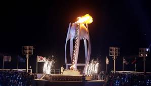 Südkoreas Staatspräsident Moo Jae In eröffnete die zweiten Spiele in seinem Land um 21.42 Uhr Ortszeit mit der traditionellen Formel auf Koreanisch. Das Olympische Feuer entzündete dann um 22.09 Superstar Kim Yuna.