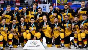 Die deutsche Eishockey-Nationalmannschaft freut sich über Silber.