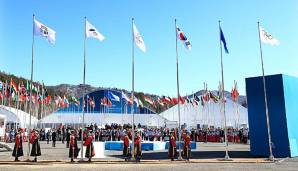 Das olympische Dorf mit den Flaggen der teilnehmenden Länder