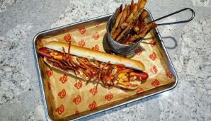Miami South Beach Dog: Der Name verrät es nicht, aber die Washington Nationals bieten diesen Traum eines Hot Dogs an. Ein über 45 Zentimeter langes Würstchen, garniert mit Soßen, Ananas- und Zwiebelstreifen, Dazu gibt's Pommes im Teesieb