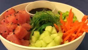 Tuna Poke Bowl: Was ist nur mit den L.A. Dodgers los? Das sieht ja auch so gesund aus? Thunfisch, Gemüse, Edamame (unreife Sojabohnen) und eine Soja-Dip-Sauce. Und wo verstecken sich die Kalorien?